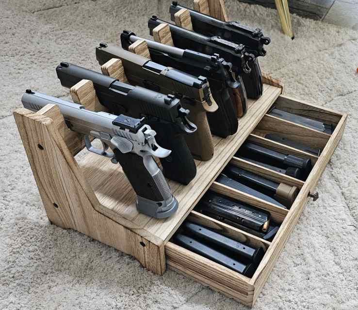 6 pistol/revolver wooden rack
