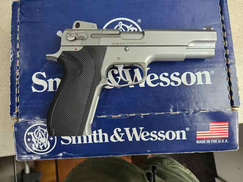 Smith &amp; Wesson Model 1006 10mm