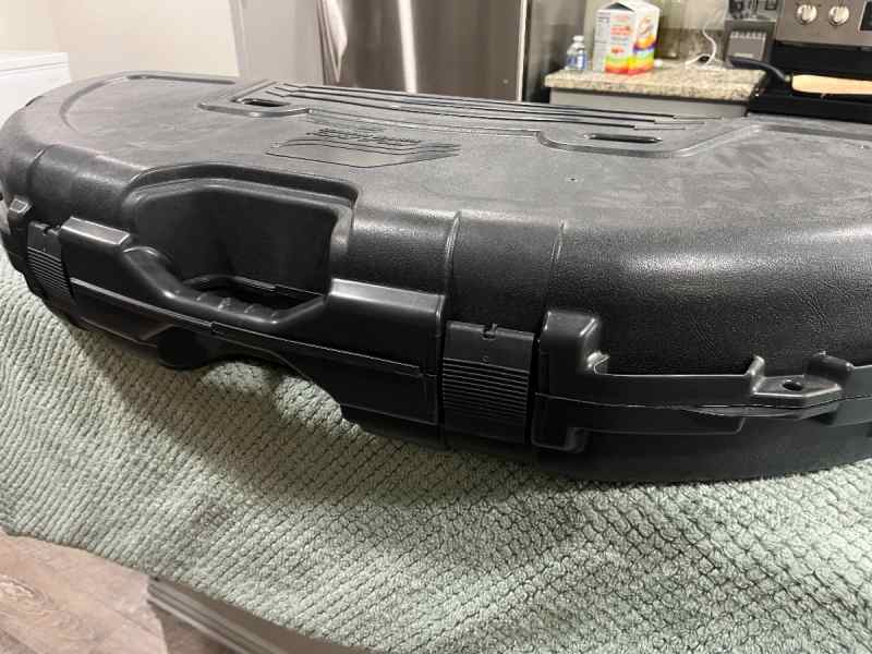 Bear karnage with hard case, target and arrows