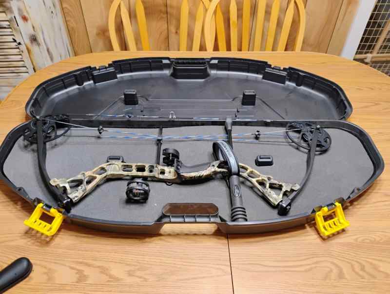 Diamond Infinite Edge bow with case