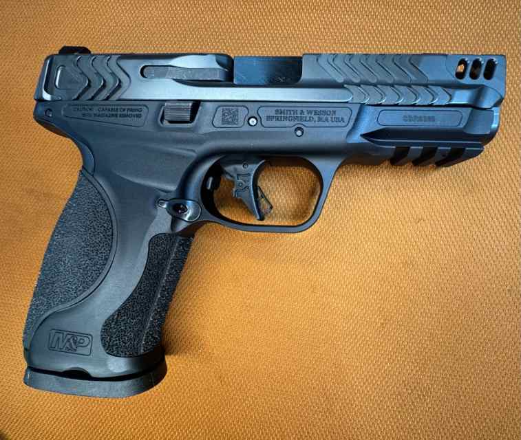 NEW IN BOX - Smith &amp; Wesson M&amp;P9 M2.0 - Metal