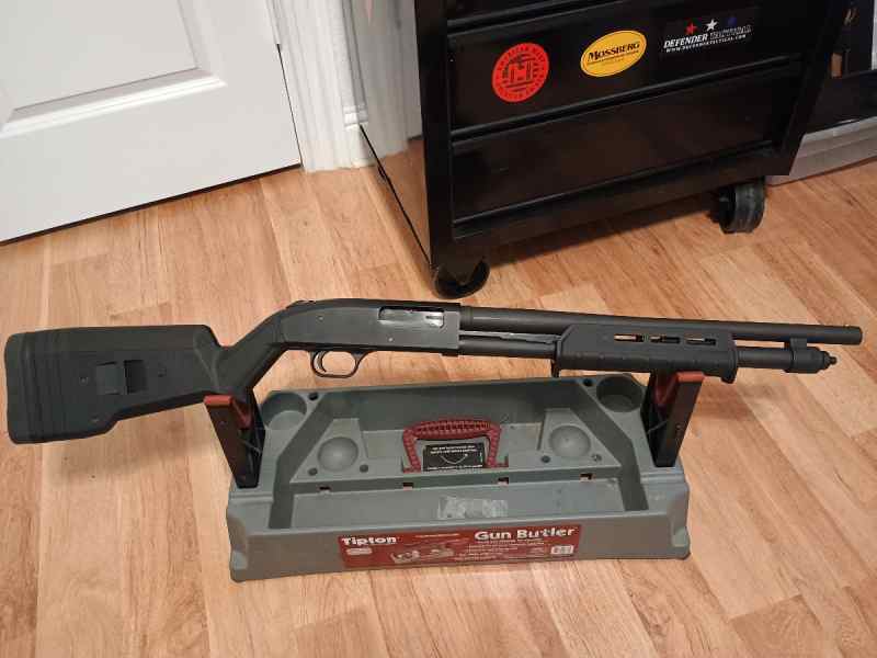 Mossberg 590 12ga shotgun with Magpul furniture