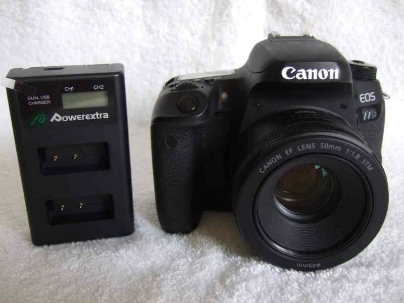 Canon 77D 24.2MP Camera Kit - new cnd
