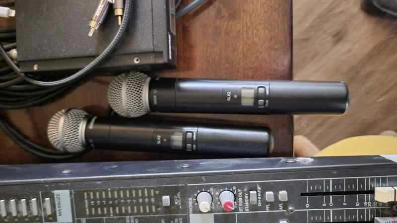 Shure SLX4 wSM58 Head.jpg
