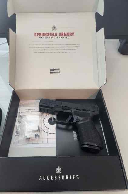 Springfield Echelon 4.0C ( with two holsters, etc)