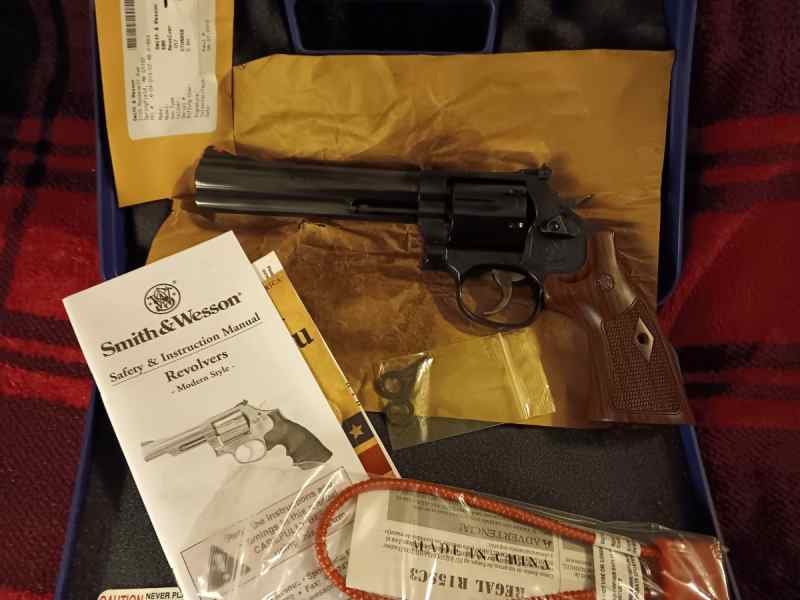 Smith &amp; Wesson 586-8 Blued/Wood 357 mag 6&quot; #150908
