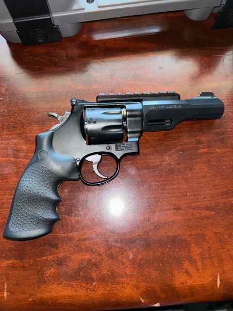 Smith &amp; Wesson 327 TRR8