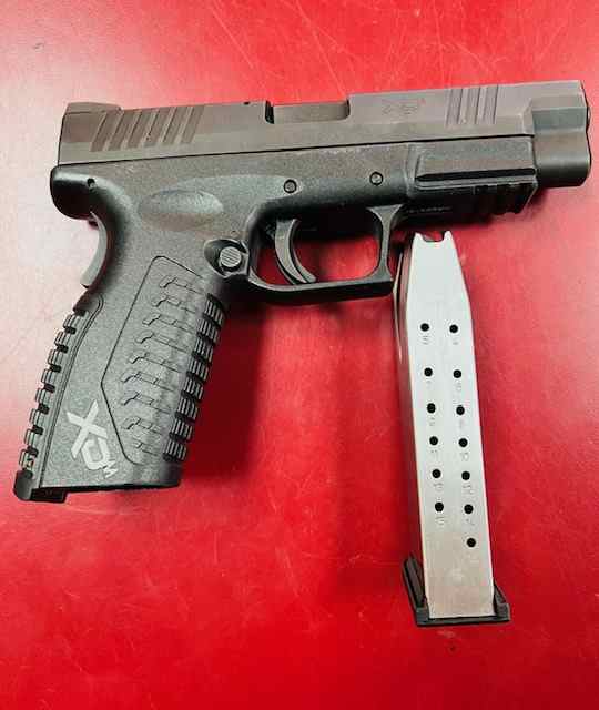 Springfield XDM 40 S&amp;W 4.5 Full-Size Black Essenti