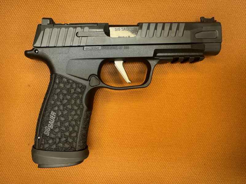 EW IN BOX -Sig Sauer P365 Fuse - 9mm - 5 MAGAZINES